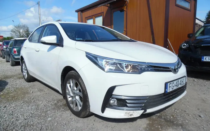 samochody osobowe Toyota Corolla cena 19900 przebieg: 75800, rok produkcji 2018 z Piwniczna-Zdrój